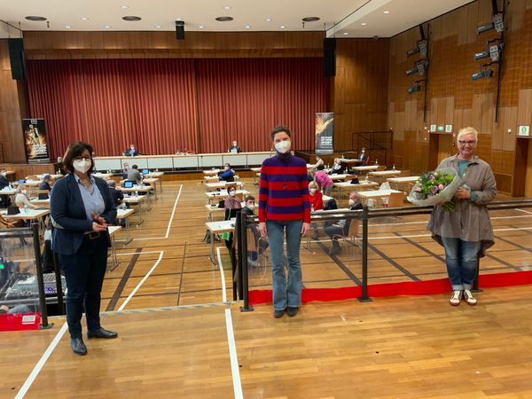Landr&auml;tin Daniela Schlegel-Friedrich verabschiedet die Gleichstellungsbeauftragte Bernadette Schroeteler in den Ruhestand. Doreen Schrecklinger ist die neue Leiterin der Gleichstellungsstelle.