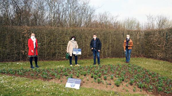 Pflanzaktion Vergissmeinnicht im Garten der Sinne in Merzig. (von links: Leslie Horak-Mathieu (Landesfachstelle Demenz), Landr&auml;tin Daniela Schlegel-Friedrich, Andreas Sauder (Landesfachstelle Demenz), Sarah Baltes (Stabsstelle regionale Daseinsvorsorge des Landkreises))