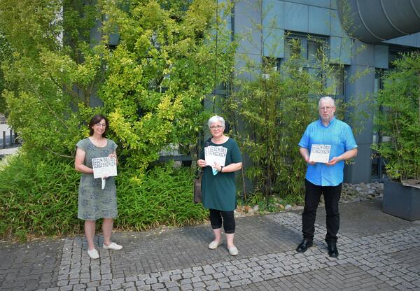 Landr&auml;tin Daniela Schlegel-Friedrich mit Gertrud Selzer (Vorstandsmitglied) und Roland R&ouml;der (Gesch&auml;ftsf&uuml;hrer) vom Verein Aktion 3. Welt Saar