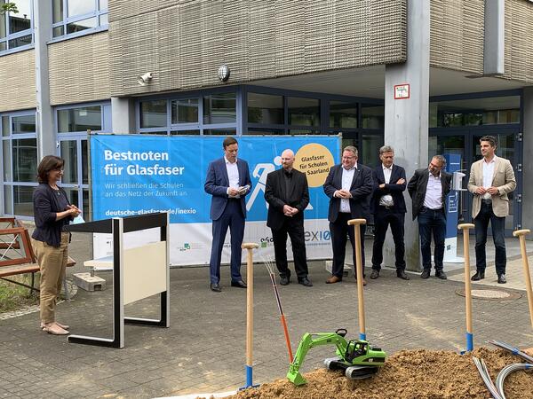 Landr&auml;tin Daniela Schlegel-Friedrich beim Spatenstich zum Gigabitpakt Schulen Saar in Losheim am See