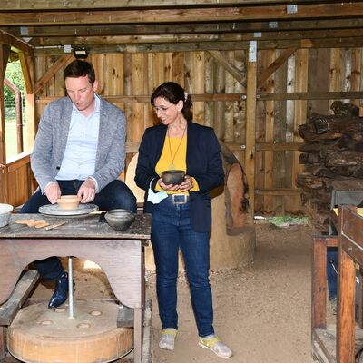 Ministerpr&auml;sident Tobias Hans und Landr&auml;tin Daniela Schlegel-Friedrich beim T&ouml;pfern in der R&ouml;mischen Villa Borg
