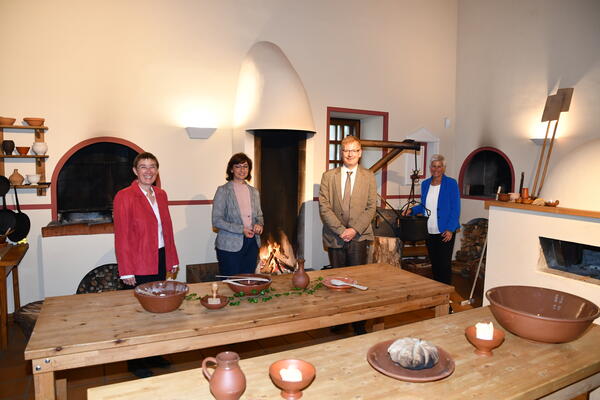 Dr. Bettina Birkenhagen, Landr&auml;tin Daniela Schlegel-Friedrich, Generalkonsul S&eacute;bastien Girard und Kerstin Fischer (v.l.n.r.) in der R&ouml;mischen Villa Borg