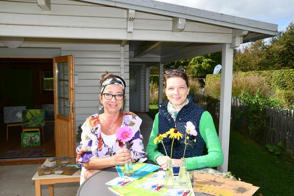 Christa Laug und Dorren Schrecklinger beim Naturerlebnis-Workshop