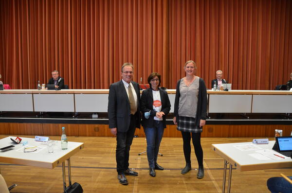 Landr&auml;tin Daniela Schlegel-Friedrich mit Veronika Morbe (B&uuml;ndnis 90Die Gr&uuml;nen) und Josef Peter Schneider (CDU)