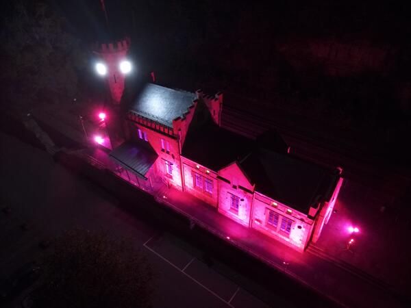 Der pink illuminierte Bahnhof in Beckingen