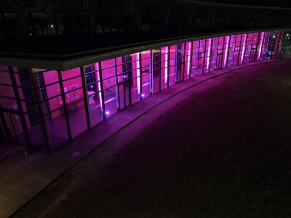 Das pink beleuchtete Cloef-Atrium in Orscholz