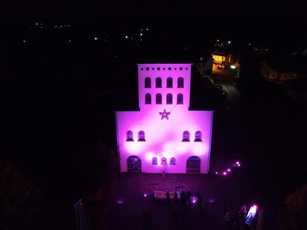 Die pink illuminierte Mia-Kirche in Rappweiler