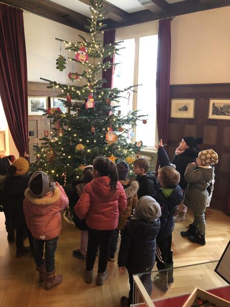 Kinder am Tannenbaum 2
