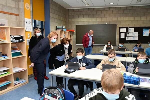 Bildungsministerin Christine Streichert-Clivot und Landr&auml;tin Daniela Schlegel-Friedrich haben sich an der Peter-Dewes-Gemeinschaftsschule in Losheim am See informiert, wie die Sch&uuml;ler der sechsten Klassen mit den neuen Tablets im Unterricht arbeiten.