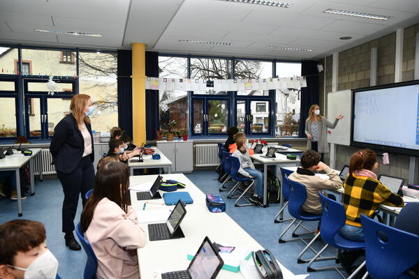 Am sogenannten "Whiteboard" (digitale Schultafel) werden die Arbeitsergebnisse gemeinsam mit der Lehrerin besprochen.