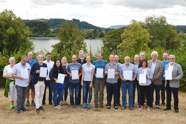 Das Deutsche Wanderinstitut &uuml;bergab im Beisein von Landr&auml;tin Daniela Schlegel-Friedrich Urkunden der Erst- und Nachzertifizierung der &raquo;Traumschleifchen&laquo; an die Vertreter der Gemeinden Losheim am See, Perl, Weiskirchen, Beckingen, Mettlach, die Stadt Wadern und die Ortsgemeinde Morshausen (VG Emmelshausen).