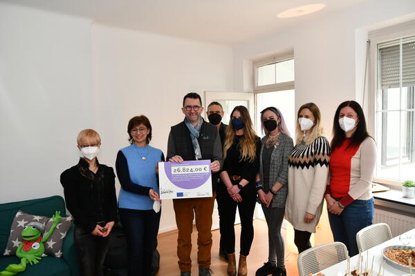 Gruppenfoto mit Scheck