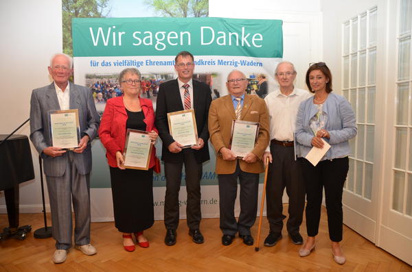 Landr&auml;tin Daniela Schlegel-Friedrich (rechts) mit den Preistr&auml;gern &raquo;Stille Stars im Ehrenamt&laquo; 2018