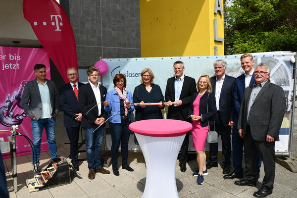 Landr&auml;tin Daniela Schlegel-Friedrich, Ministerpr&auml;sidentin Anke Rehlinger und B&uuml;rgermeister Marcus Hoffeld (mittig) beim Baustart f&uuml;r den Glasfaserausbau vor der Stadthalle in Merzig
