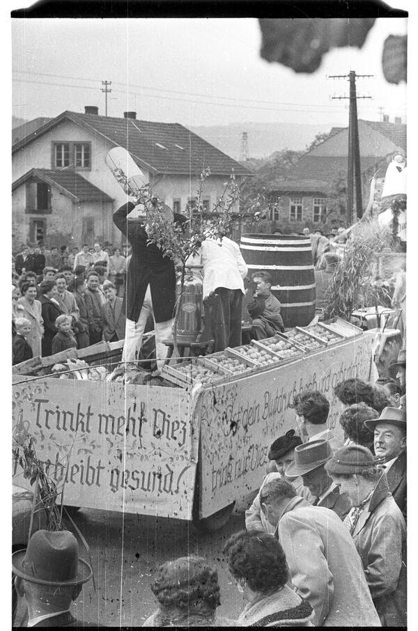 Werbung für Viez beim Erntedankumzug Orscholz 1956