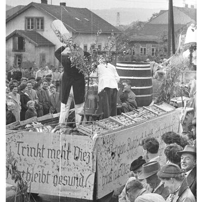 Werbung für Viez beim Erntedankumzug Orscholz 1956