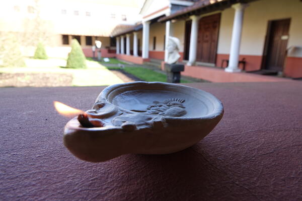 &Ouml;llampen t&ouml;pfern in der Villa Borg