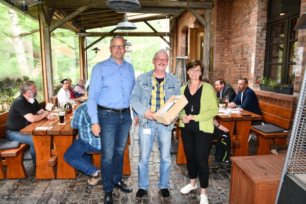 Landr&auml;tin Daniela Schlegel-Friedrich mit Waderns B&uuml;rgermeister Jochen Kuttler (links) und Klaus Bies, der im Impfzentrum Nord die organisatorische Leitung &uuml;bernahm.