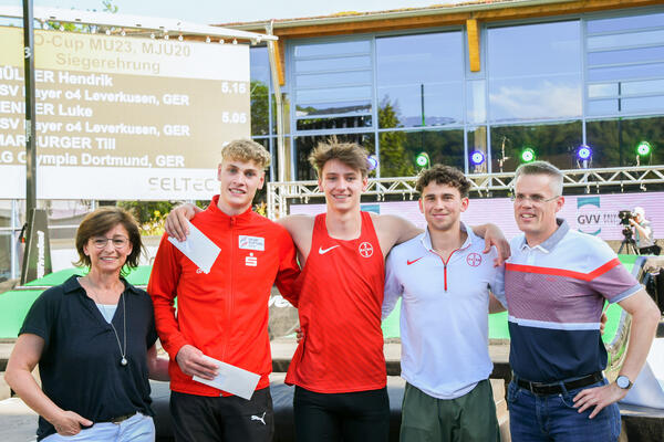 Die Siegerehrung (v.l.n.r.): Landr&auml;tin Daniela Schlegel-Friedrich, Till Marburger (3. Platz), Hendrik M&uuml;ller (1. Platz), Luke Zenker (2. Platz), B&uuml;rgermeister Marcus Hoffeld (Foto: Landkreis Merzig-Wadern &copy;)