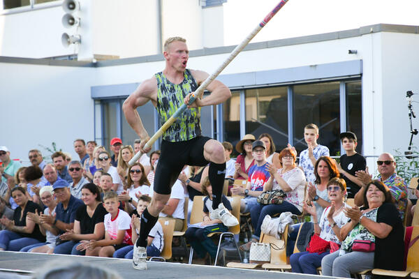 Der Niederl&auml;nder Menno Vloon nimmt vor vollen R&auml;ngen Anlauf (Foto: Landkreis Merzig-Wadern &copy;).
