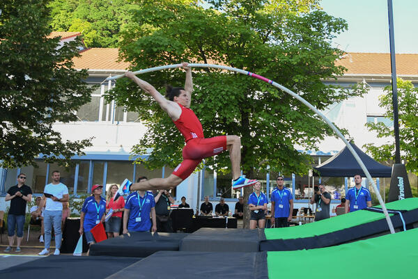 Urho Kujanp&auml;&auml; aus Finnland beim Absprung (Foto: Landkreis Merzig-Wadern &copy;).