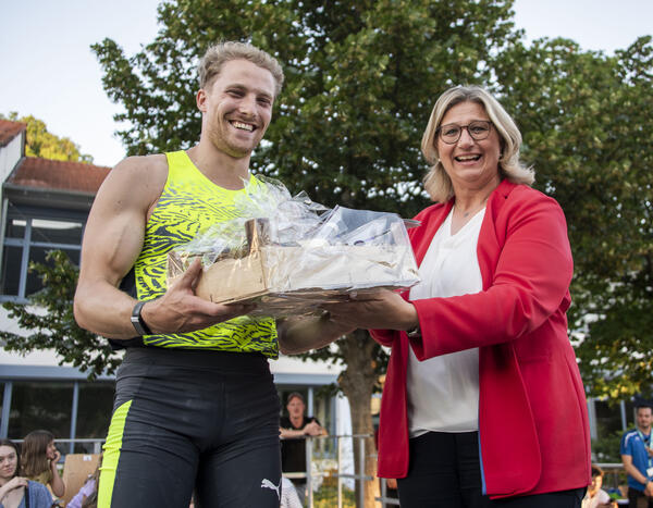 Ministerpr&auml;sidentin Anke Rehlinger &uuml;berreicht den Preis f&uuml;r den ersten Platz an den Belgier Ben Broeders, der in Merzig mit 5,15 Meter einen neuen belgischen Rekord aufstellte.