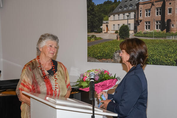 Landr&auml;tin Daniela Schlegel-Friedrich mit Marlene Thiesen bei der Er&ouml;ffnung der Vernissage im Museum Schloss Fellenberg