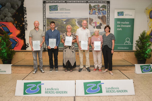 Die Stillen Stars 2022, v.l.n.r.: Dirk Schwarz, Tim Koll, Helfergruppe, Manfred Rappold, Ingrid Buchberger und Landr&auml;tin Daniela Schlegel-Friedrich