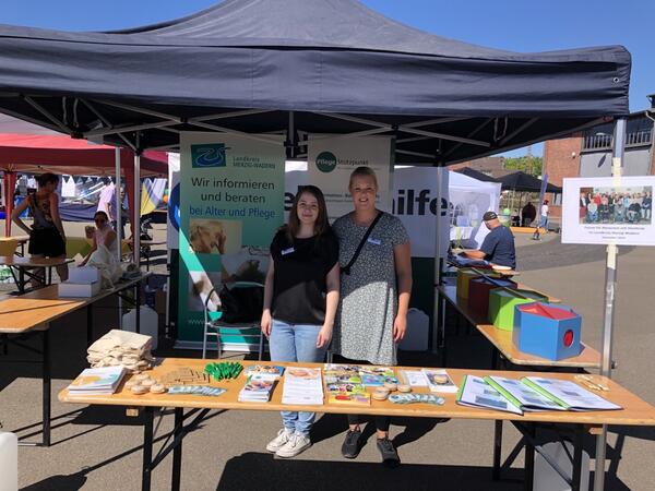 Sommerfest der Inklusion in Dillingen: v.l.n.r. Sandra Altmeyer und Chiara Planta, Sozialer Dienst des Gesundheitsamtes Merzig-Wadern