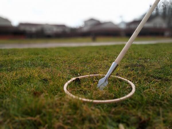 Beim Speerwerfen &uuml;ben die &raquo;r&ouml;mischen J&auml;ger&laquo; spielerisch das gezielte Werfen auf kurze Distanz.