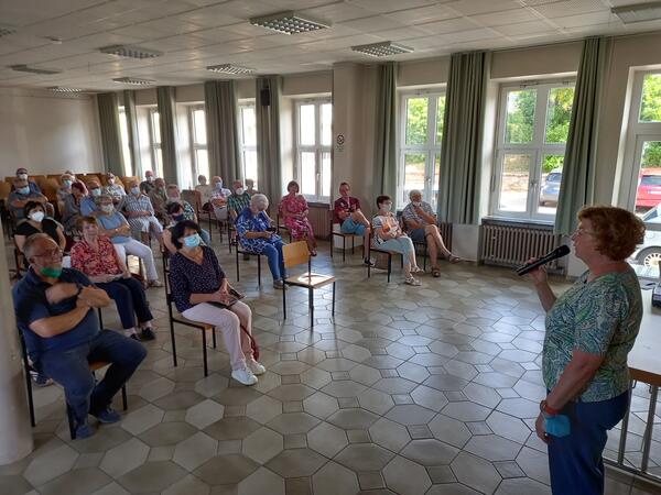 Ortsvorsteherin Therese Schmitt f&uuml;hrte in die Entwicklung einer Wohnungsbaugenossenschaft ein.