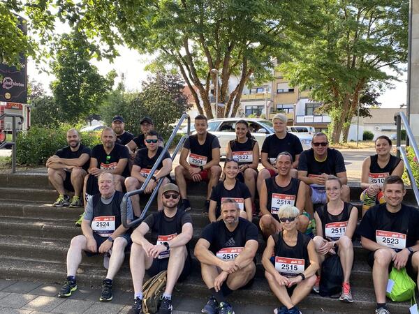 18 Mitarbeiterinnen und Mitarbeiter gingen beim B2Run-Firmenlauf in Dillingen an den Start