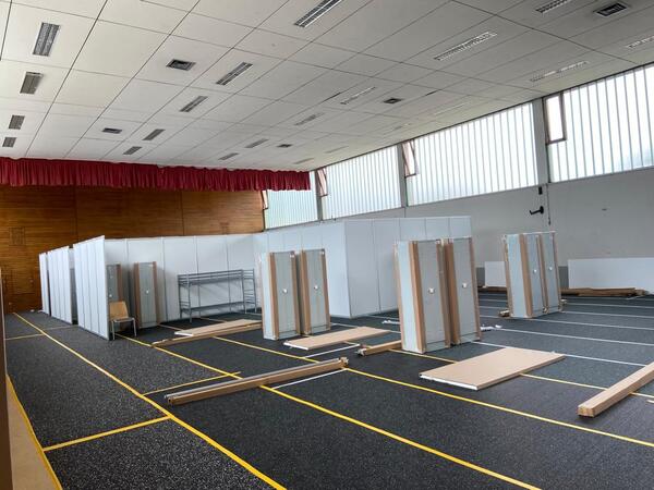Die Saargauhalle in Schwemlingen steht als erste Sammelunterkunft f&uuml;r Fl&uuml;chtlinge bereit.