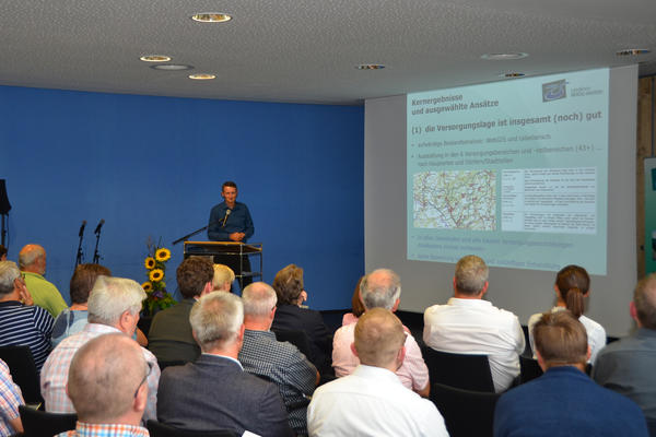 Sven Lachmann vom IfR Institut f&uuml;r Regionalmanagement pr&auml;sentierte die Ergebnisse des Modellsvorhabens (Foto: Landkreis Merzig-Wadern/Nathalie Hammes)