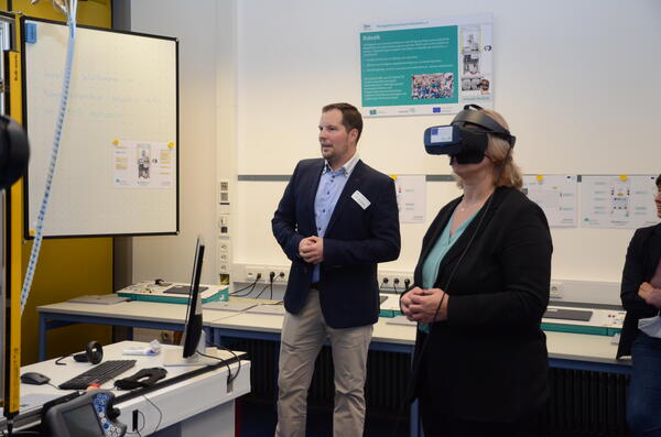 Ministerpräsidentin Anke Rehlinger testet die Arbeit mit der 3D-Brille im Kompetenzzentrum "Industrie 4.0".