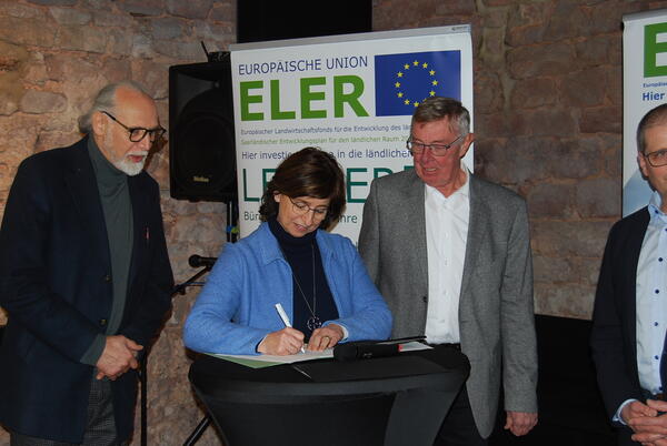 Landr&auml;tin Daniela Schlegel-Friedrich unterschreibt den Kooperationsvertrag zwischen den einzelnen LEADER-Regionen