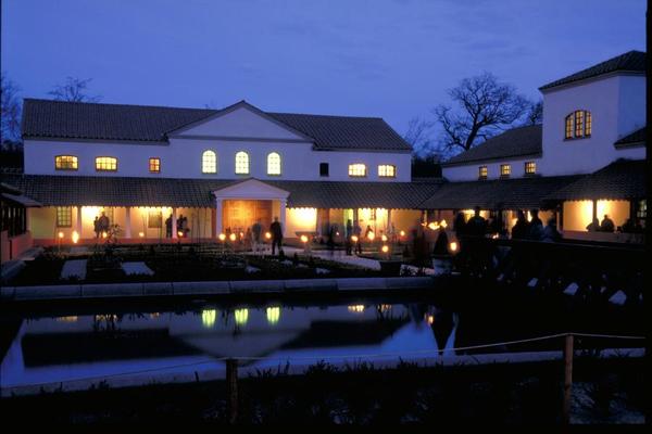 Die Villa Borg im Fackelschein