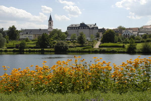 Der Kurpark in Weiskirchen mit Blick auf das Rathaus