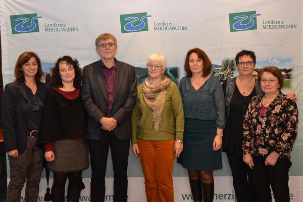 Landr&auml;tin Daniela Schlegel-Friedrich (v.l.n.r.) gratulierte Anja Kuster (25 Jahre), Wolfgang Willkomm (40 Jahre, Bef&ouml;rderung zum Kreisoberamtsrat), Monika Lencik (25 Jahre), Thea Behr (25 Jahre), Bernadette Schroeteler (40 Jahre) und Annemarie Binz (40 Jahre).