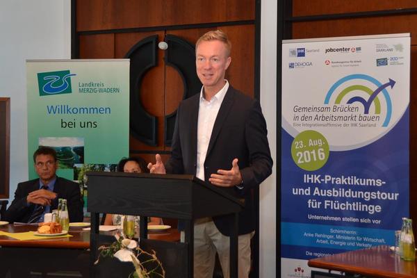 Dr. Carsten Meier freute sich sehr &uuml;ber das gro&szlig;e Interesse an der IHK-Tour
