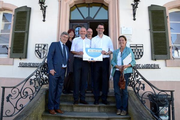 &Uuml;bergabe des Zuwendungsbescheids durch Minister Reinhold Jost an Manfred Paulus vor dem Oettinger Schl&ouml;sschen. Foto: Landkreis