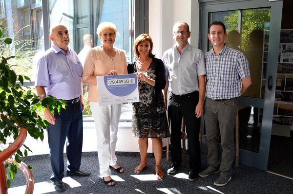 Sozialministerin Monika Bachmann &uuml;berreichte in Merzig einen Zuwendungsbescheid f&uuml;r den Pflegest&uuml;tzpunkt des Landkreises. Foto: Landkreis