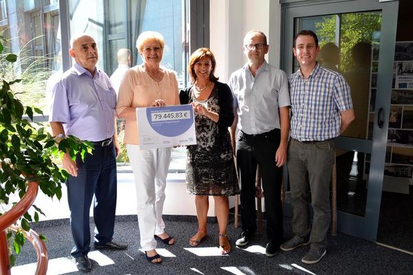 Sozialministerin Monika Bachmann überreichte in Merzig einen Zuwendungsbescheid für den Pflegestützpunkt des Landkreises. Foto: Landkreis