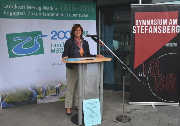 Landr&auml;tin Daniela Schlegel-Friedrich weihte offiziell Neubau und Schulhof ein