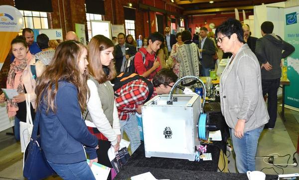 Ausbildungsmesse_Stand mit Besuchern
