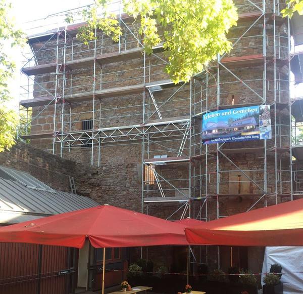 Das Mauerwerk der Burg Montclair ist einger&uuml;stet