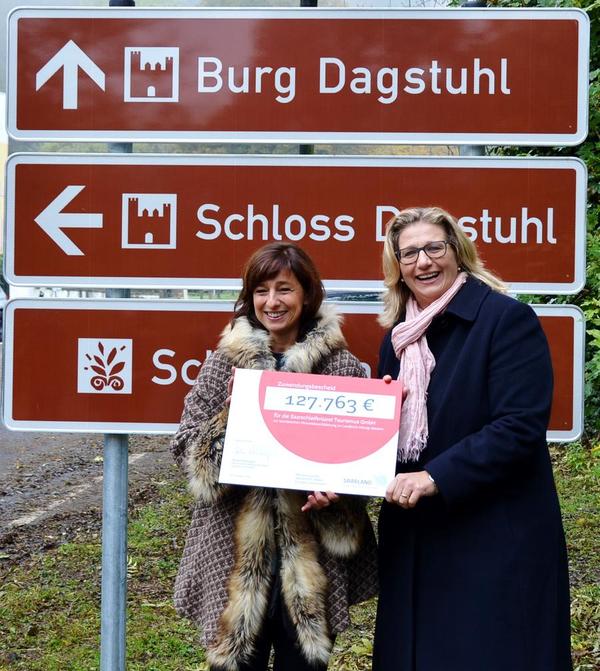 &Uuml;bergabe Zuwendungsbescheid_Braunbeschilderung Dagstuhl