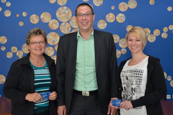 Olaf Marquardt, Regionalgesch&auml;ftsf&uuml;hrer der Barmer GEK, gratuliert Elfi Kuhn (l.) und Jennifer Klauck (r.) zu ihrem Gewinn.