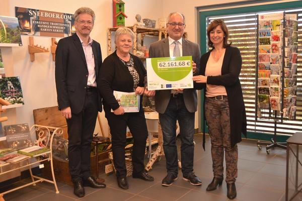 &Uuml;bergabe Scheck f&uuml;r das Gr&uuml;ne Klassenzimmer im Garten der Sinne