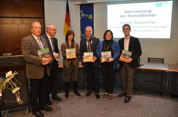 Friedrich Denne, Landr&auml;tin Daniela Schlegel-Friedrich, Stefan Krutten, Dagmar Ensch-Engel und Stefan Thielen (v.l.) bekamen von Hubert Schommer (2.v.l.) ein Exemplar &uuml;berreicht (Foto: Landkreis Merzig-Wadern/ Werner Klein)